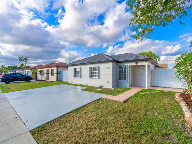  4 BR,  2.00 BTH &nbsp;Traditional style home in Miami