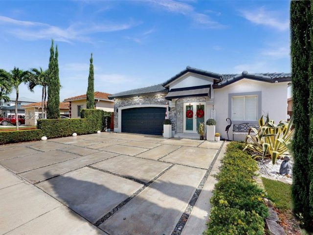  3 BR,  2.50 BTH &nbsp;Traditional style home in Miami
