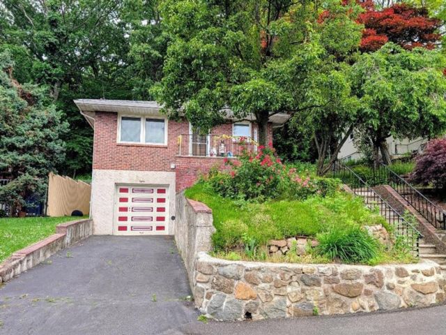  4 BR,  2.00 BTH &nbsp;Single family style home in Grymes Hill