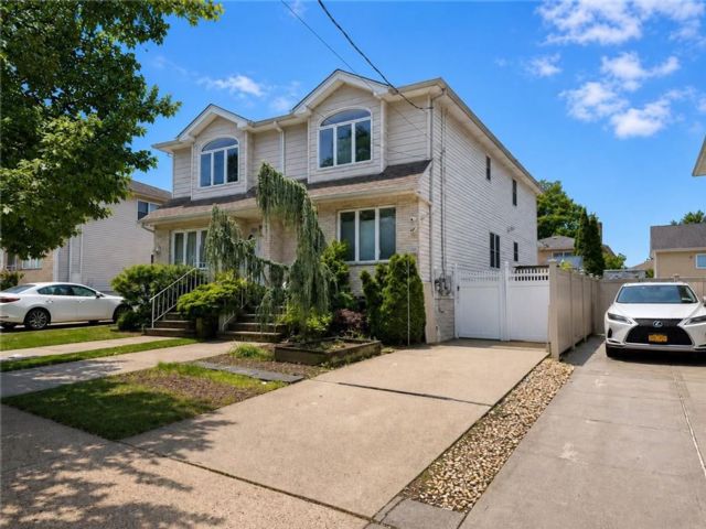  3 BR,  4.00 BTH &nbsp;Single family style home in Westerleigh