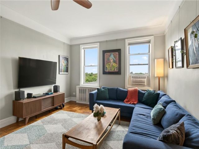  3 BR,  2.00 BTH &nbsp;Co-op style home in Kensington