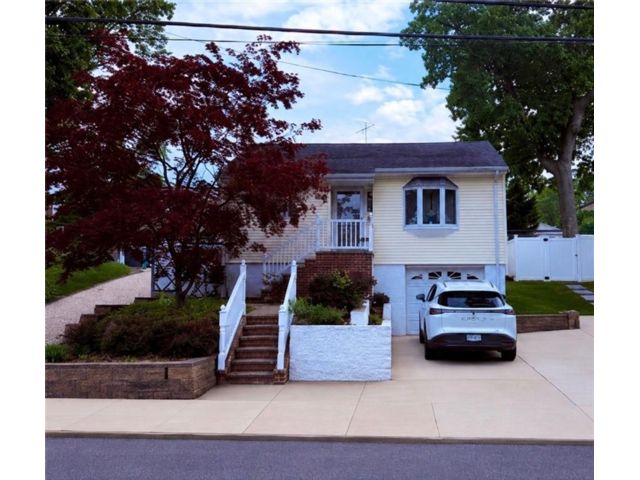  2 BR,  2.00 BTH &nbsp;Single family style home in Sunnyside