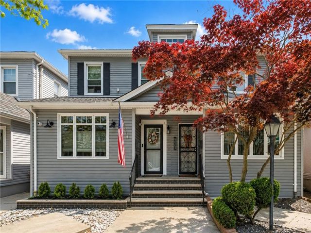  3 BR,  3.00 BTH &nbsp;Single family style home in Marine Park