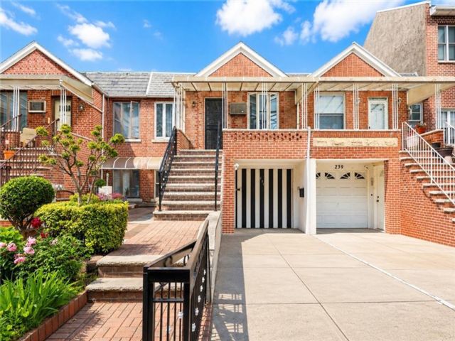  3 BR,  2.00 BTH &nbsp;Multi-family style home in Bath Beach