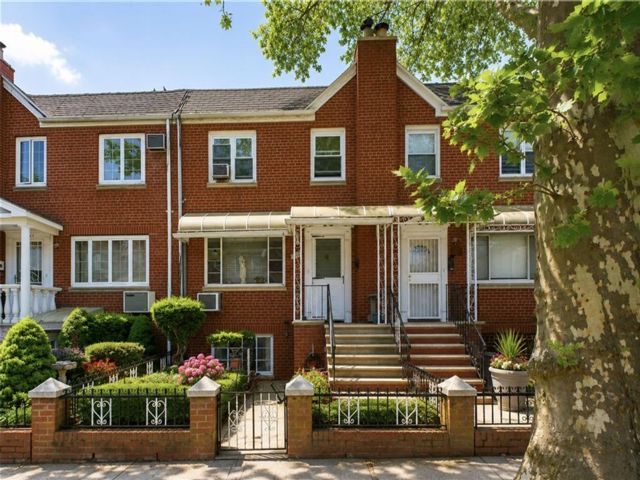  5 BR,  3.00 BTH &nbsp;Multi-family style home in Dyker Heights