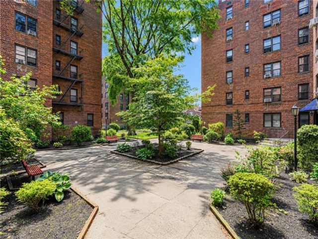  1 BR,  1.00 BTH &nbsp;Co-op style home in Bay Ridge