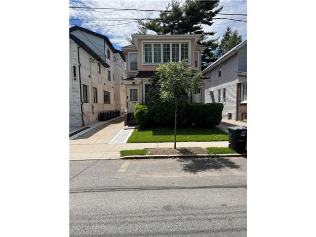 Studio,  0.00 BTH &nbsp;Multi-family style home in Midwood