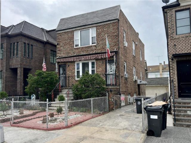 Studio,  0.00 BTH &nbsp;Multi-family style home in Gravesend