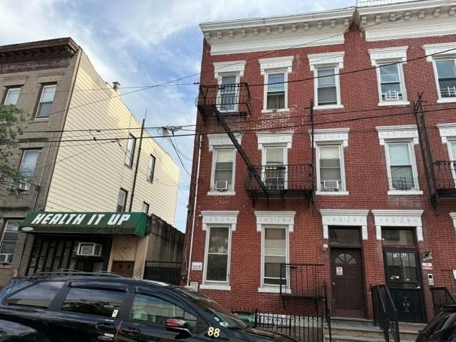  6 BR,  5.00 BTH &nbsp;Multi-family style home in Bensonhurst