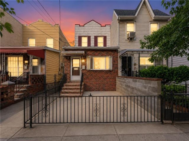  5 BR,  3.00 BTH &nbsp;Single family style home in Gravesend