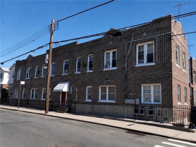 12 BR,  4.00 BTH &nbsp;Multi-family style home in Gravesend