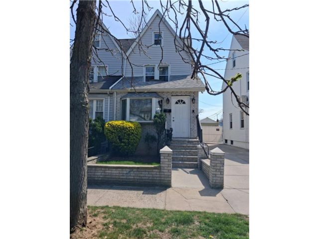  3 BR,  2.00 BTH &nbsp;Single family style home in Old Mill Basin