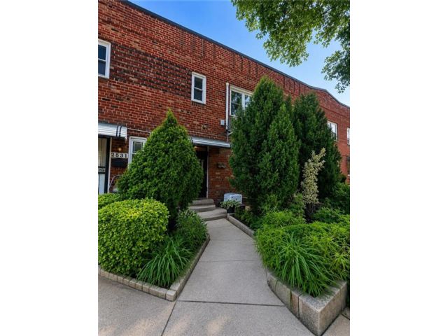  3 BR,  2.00 BTH &nbsp;Single family style home in Mill Basin
