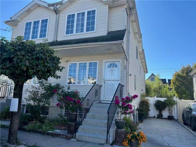  3 BR,  3.00 BTH &nbsp;Single family style home in West Brighton