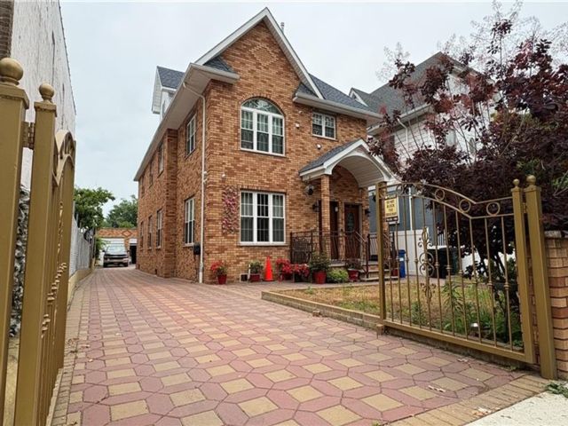  9 BR,  4.00 BTH &nbsp;Multi-family style home in Bay Ridge