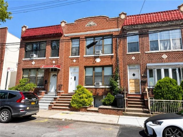  5 BR,  2.00 BTH &nbsp;Multi-family style home in Dyker Heights