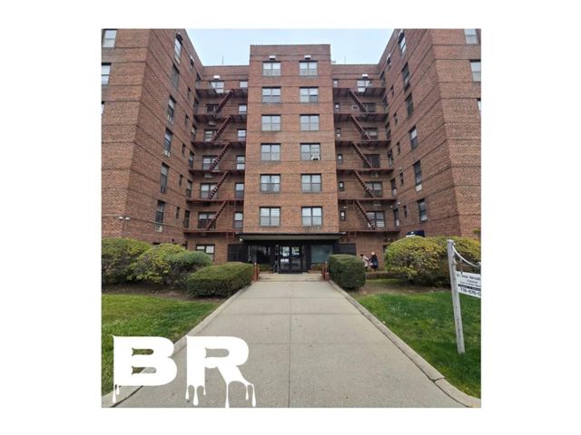  1 BR,  1.00 BTH &nbsp;Co-op style home in Midwood