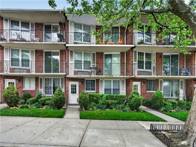 2 BR,  2.00 BTH &nbsp;Co-op style home in Bay Ridge