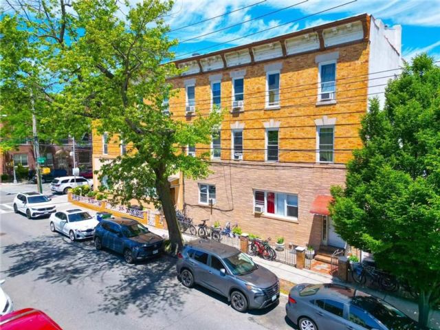15 BR,  5.00 BTH &nbsp;Multi-family style home in Dyker Heights