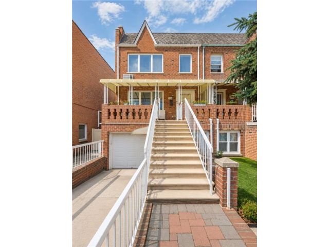  4 BR,  3.00 BTH &nbsp;Multi-family style home in Sheepshead Bay