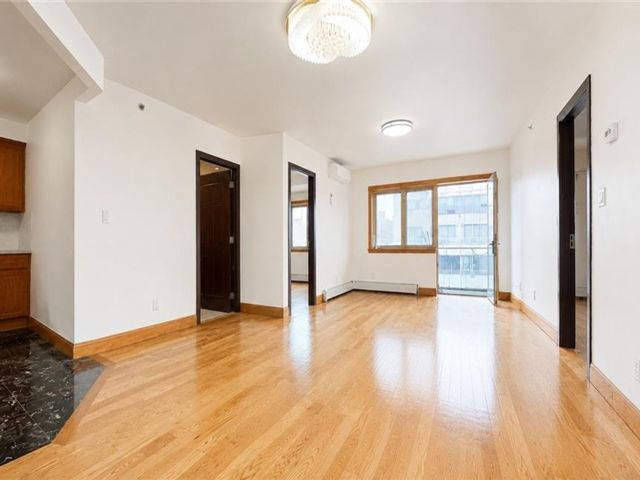  2 BR,  2.00 BTH &nbsp;Condominium style home in Flushing