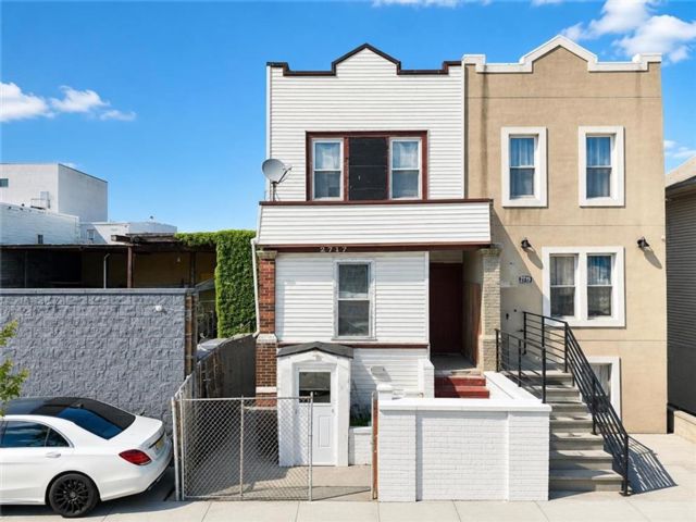  4 BR,  3.00 BTH &nbsp;Multi-family style home in Coney Island
