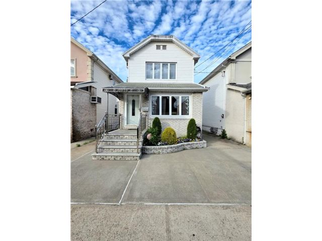  3 BR,  2.00 BTH &nbsp;Single family style home in Old Mill Basin