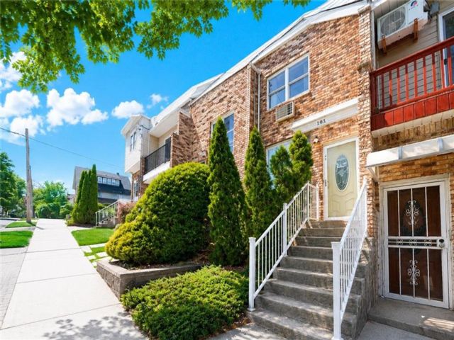  2 BR,  1.50 BTH &nbsp;Single family style home in Rosebank