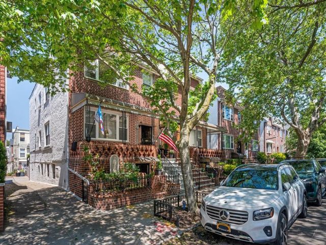  6 BR,  0.00 BTH &nbsp;Multi-family style home in Bensonhurst