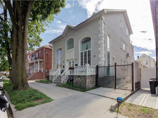  6 BR,  8.00 BTH &nbsp;Multi-family style home in College Point