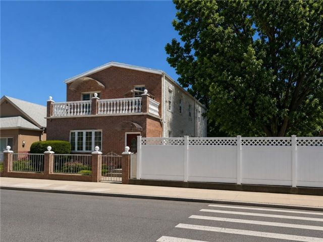  5 BR,  3.00 BTH &nbsp;Multi-family style home in Bath Beach