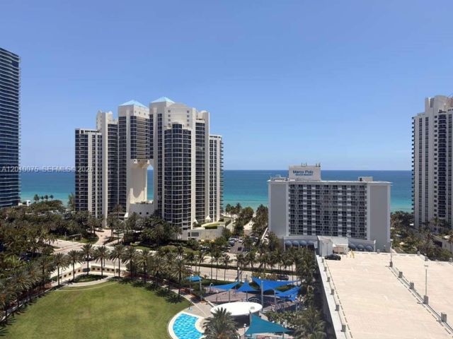  2 BR,  2.00 BTH &nbsp;Condo style home in Aventura