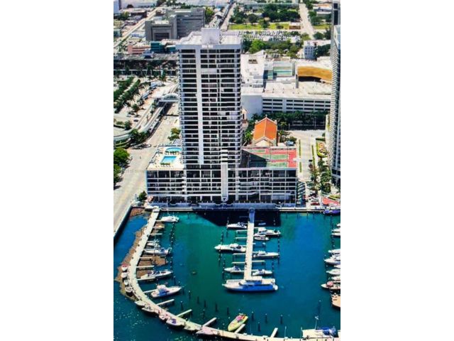  3 BR,  2.00 BTH &nbsp;Condo style home in Miami