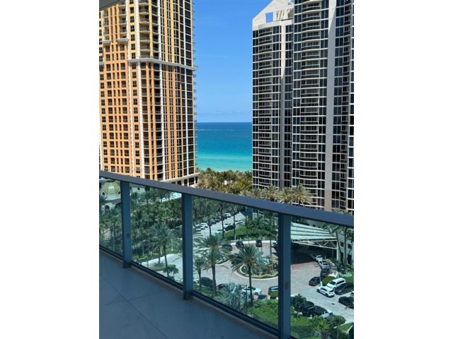  2 BR,  2.50 BTH &nbsp;Condo style home in Sunny Isles Beach
