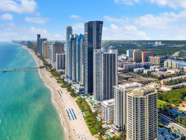  2 BR,  2.00 BTH &nbsp;Condo style home in Sunny Isles Beach