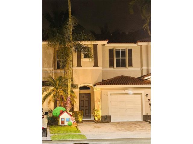  3 BR,  2.50 BTH &nbsp;Townhouse style home in Sunrise