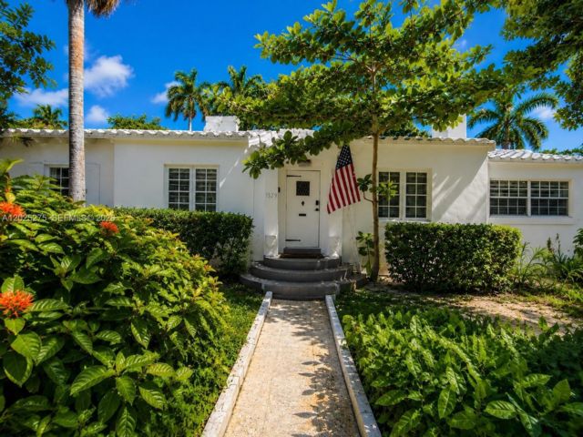  4 BR,  4.00 BTH &nbsp; style home in Hollywood