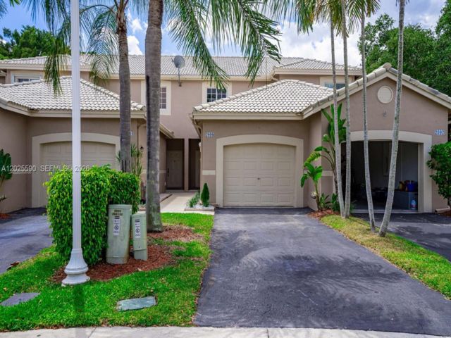  2 BR,  2.50 BTH &nbsp; style home in Weston