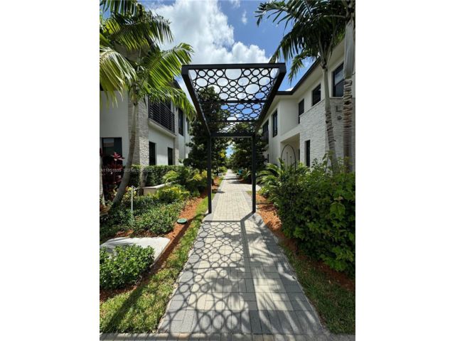  4 BR,  3.50 BTH &nbsp; style home in Medley