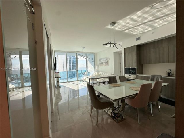 [PHOTO]