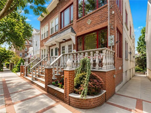  8 BR, 14.00 BTH &nbsp;Multi-family style home in Bay Ridge