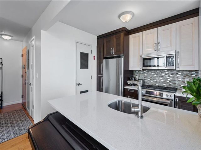  1 BR,  1.00 BTH &nbsp;Condominium style home in Manhattan Beach