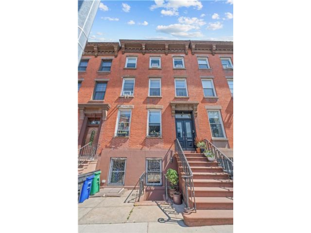  2 BR,  1.00 BTH &nbsp;Co-op style home in Carroll Gardens