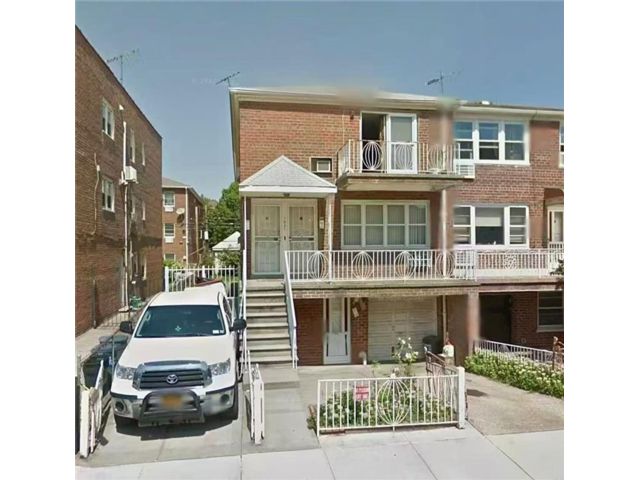  8 BR,  5.00 BTH &nbsp;Multi-family style home in Bensonhurst