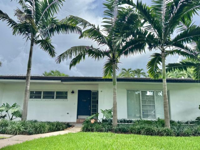  4 BR,  3.00 BTH &nbsp;European style home in Pinecrest