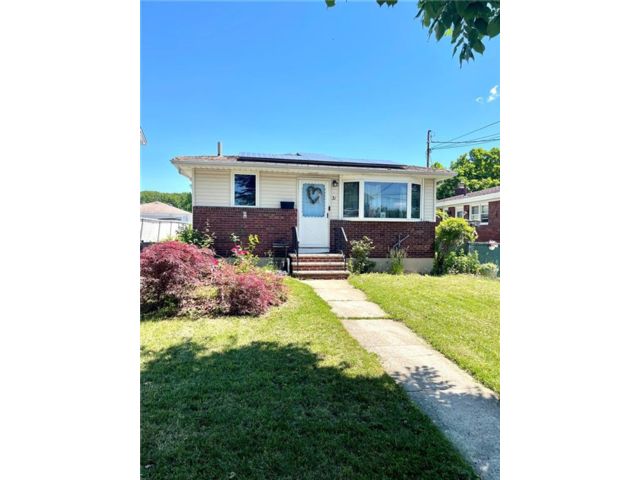  3 BR,  1.00 BTH &nbsp;Single family style home in Bay Terrace