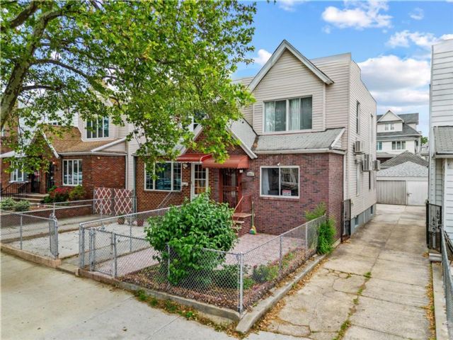  3 BR,  3.00 BTH &nbsp;Single family style home in Bensonhurst