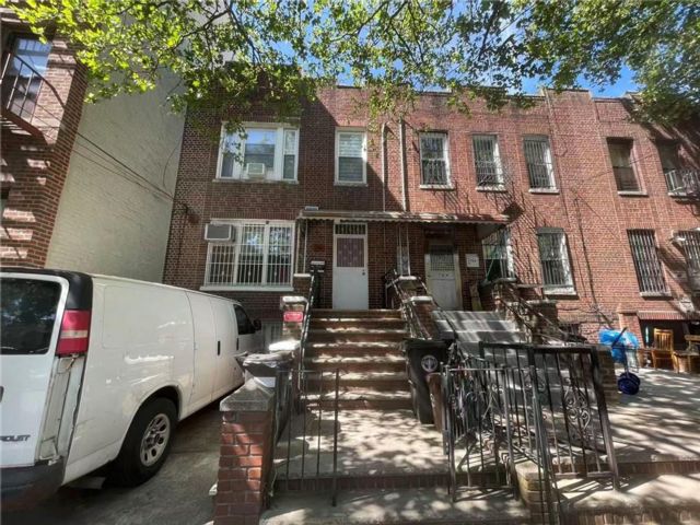 10 BR,  5.00 BTH &nbsp;Multi-family style home in Sunset Park
