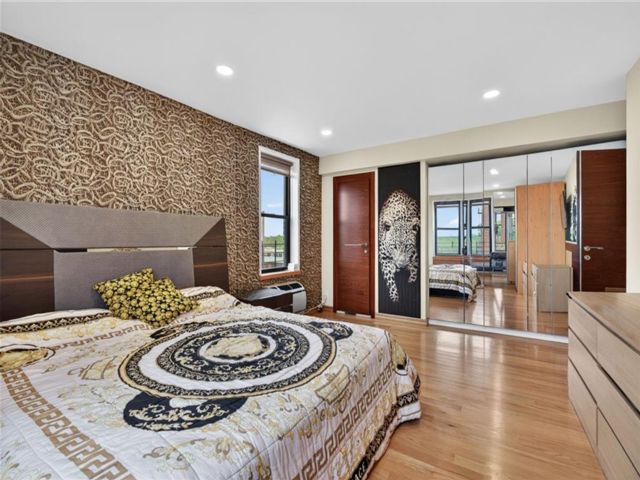  3 BR,  2.00 BTH &nbsp;Co-op style home in Sheepshead Bay