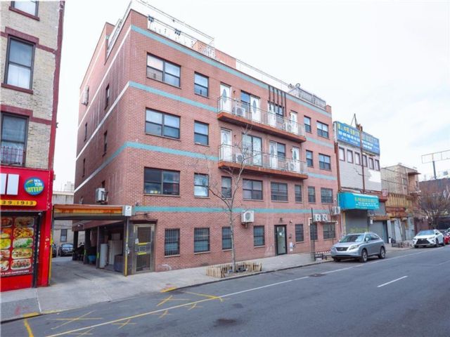  3 BR,  2.00 BTH &nbsp;Condominium style home in Sunset Park